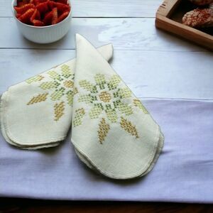 Vintage Lot of 2 Hand Cross Stitch Cutwork Linen Napkins Yellow Daisy Floral 14"